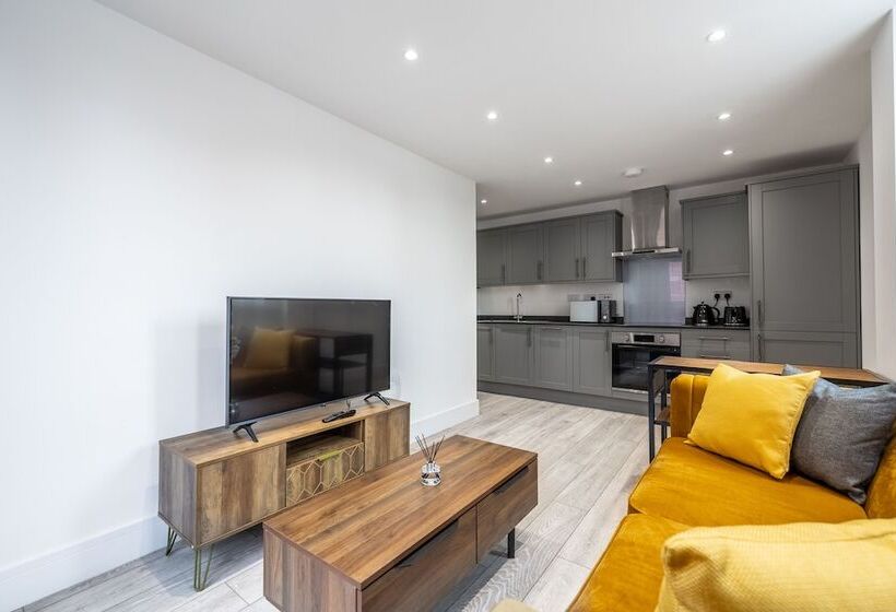 Stunning 2 Bed Apartment In Camberley