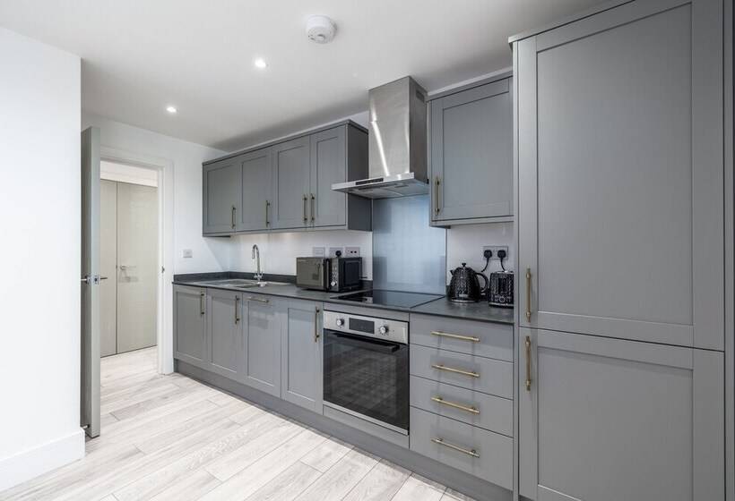 Stunning 2 Bed Apartment In Camberley