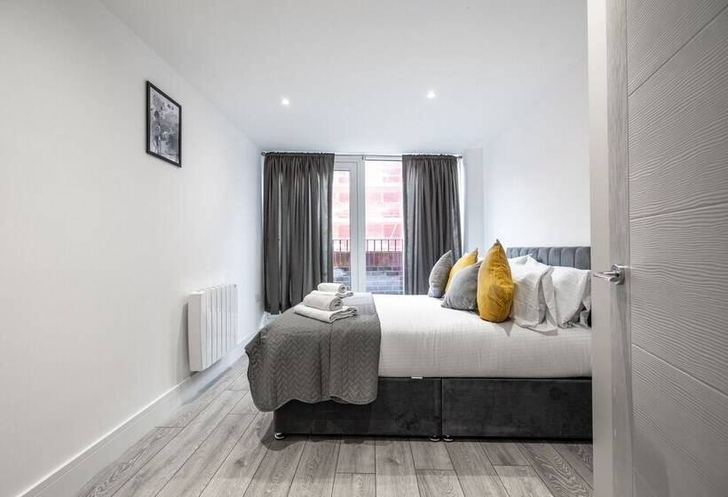 Stunning 2 Bed Apartment In Camberley