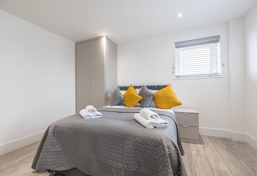 Stunning 2 Bed Apartment In Camberley