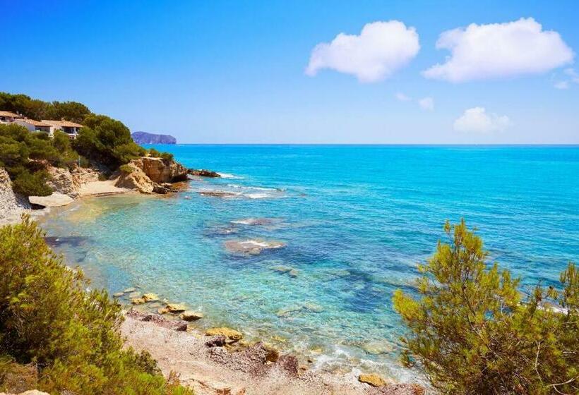 Stylish Seaview Villa With Large Garden + Pool