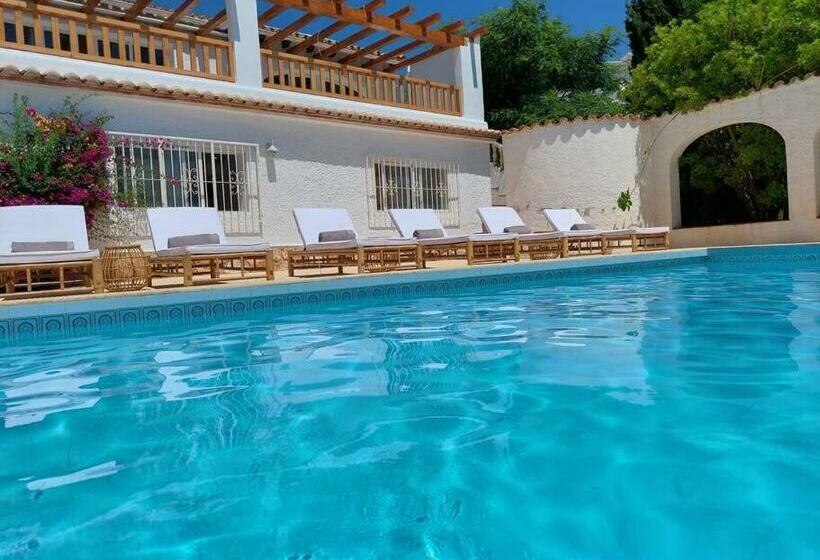 Stylish Seaview Villa With Large Garden + Pool