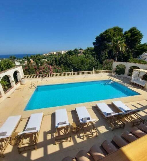 Stylish Seaview Villa With Large Garden + Pool