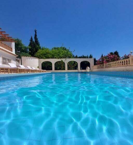 Stylish Seaview Villa With Large Garden + Pool