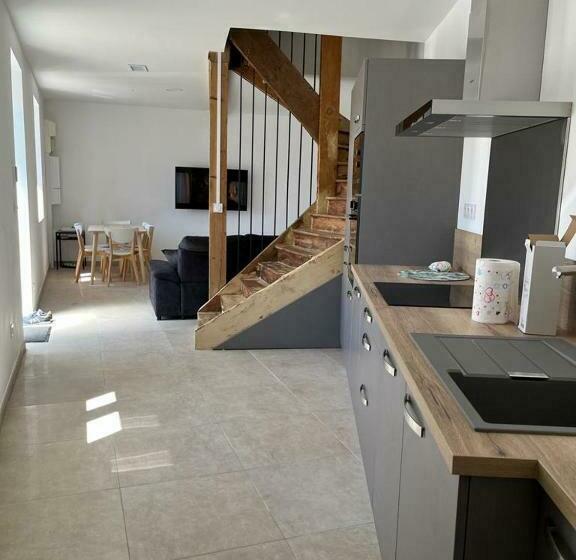 Superbe Maison De Ville, Rénovée à 15 Min De Lyon