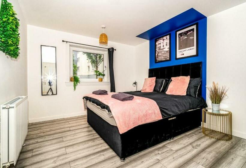 A Gem In Greenock Sleeps 8