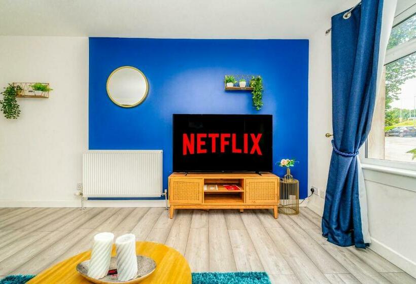 A Gem In Greenock Sleeps 8