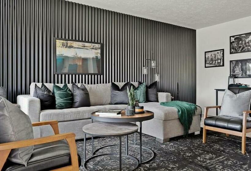 Colour & Coal I 10 Min To Royal Tyrrell I Sleep 14