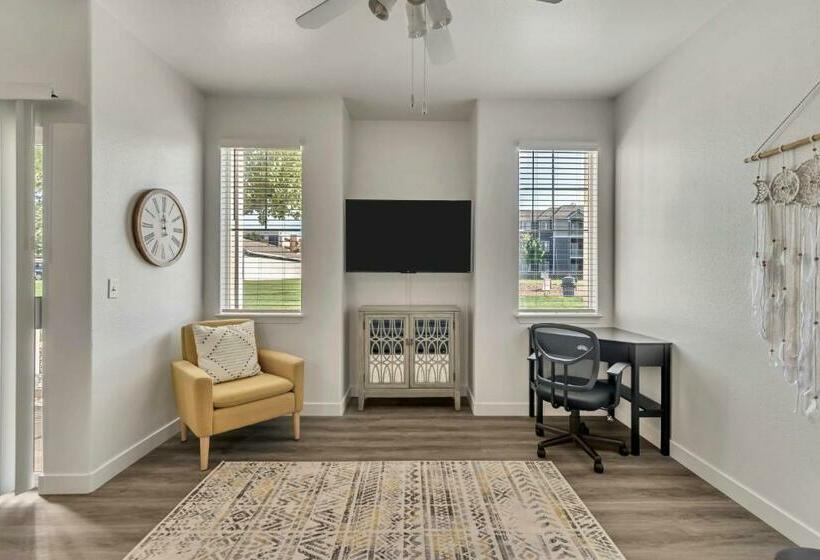 Gorgeous Ground Floor Unit Attached Garage