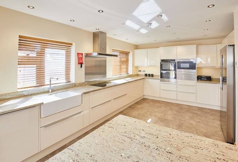 Host Stay Cliff Road