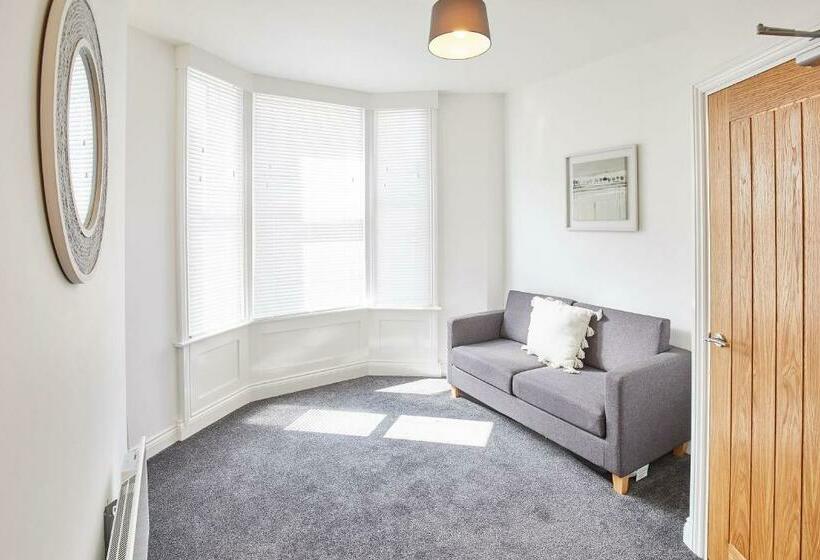 Host & Stay   Queens Court