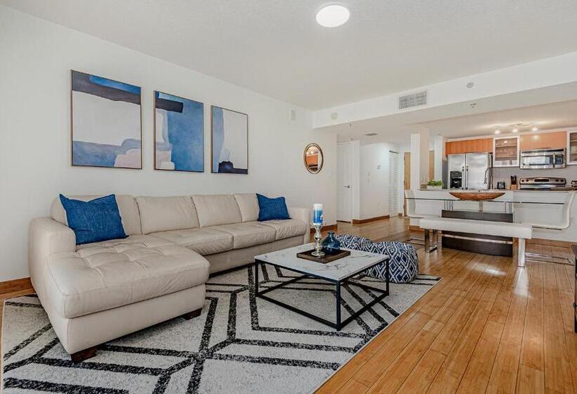 Lovely Condo With City & Ocean Views. Sleep Up To 6 People!