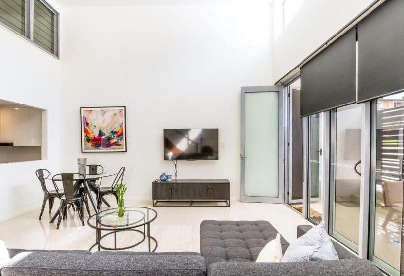 Luxurious 3bdr Townhouse In Great Location