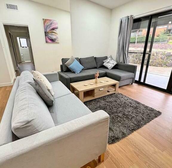 Lavish In Lyons   3bd 2bth Spacious & Modern Home