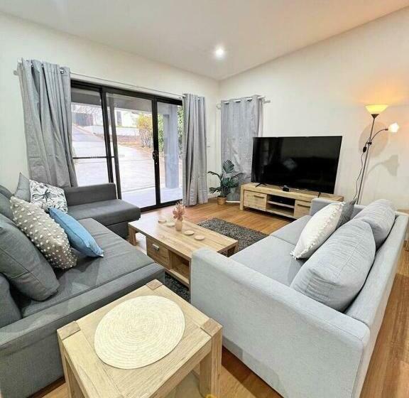 Lavish In Lyons   3bd 2bth Spacious & Modern Home