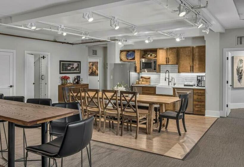 Rustic Lodge At The Maddox 6 Bedrooms