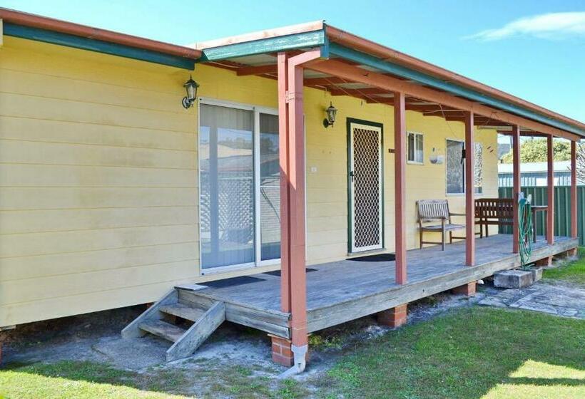 Wenlaw Cottage Rear Hat Head