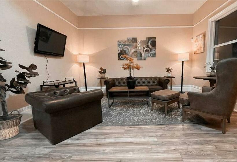 Wonderful Property In The Heart Of Oakland!
