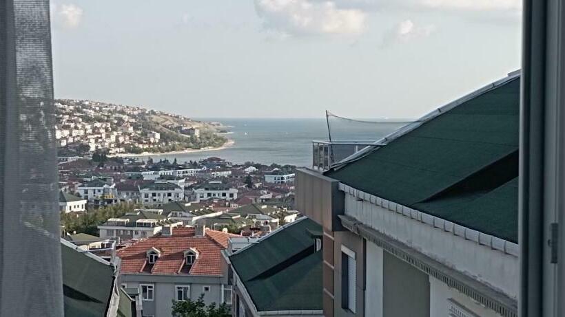 شقة سكنية واسعة وجميلة مع اطلالة بحرية مميزة Spacious And Beautiful Apartment With A Distinctive S