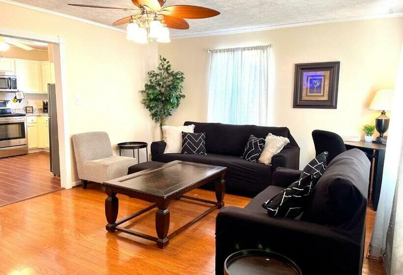 3 Bed 2 Bath House, Quiet & Downtown Smart Tvs In All Rooms, Whole House To Yourself