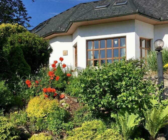 Apartmán U Památného Stromu V Podkroví