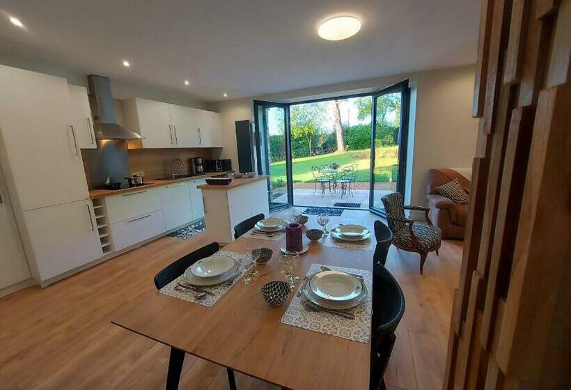 Charmant Gîte En Pierre Avec étang Privé Et Vue Arborée, Parfait Pour Pêche Et Relaxation   Fr 1 600