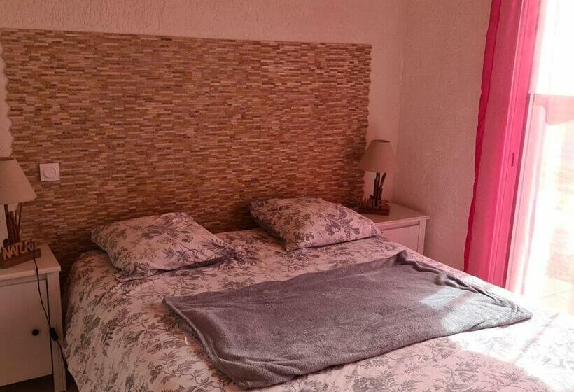 Maison Rénovée Avec Jardin Partagé De 2000m² à 1,3 Km De La Plage Clemenceau, Idéale Pour 4 Personne