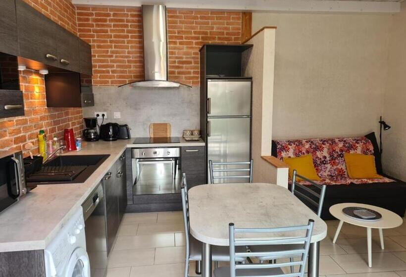 Maison Rénovée Avec Jardin Partagé De 2000m² à 1,3 Km De La Plage Clemenceau, Idéale Pour 4 Personne