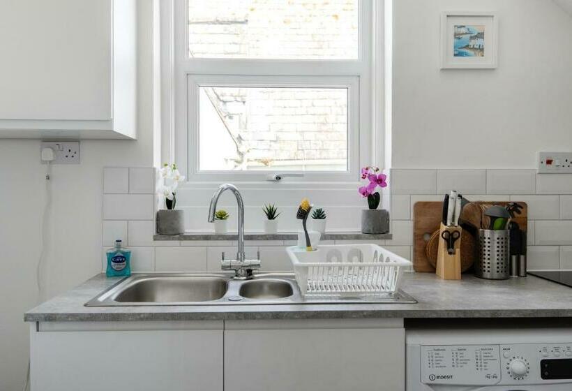 Heene Apartment With Private Door Entry Near The Sea By Urban Hazelnut