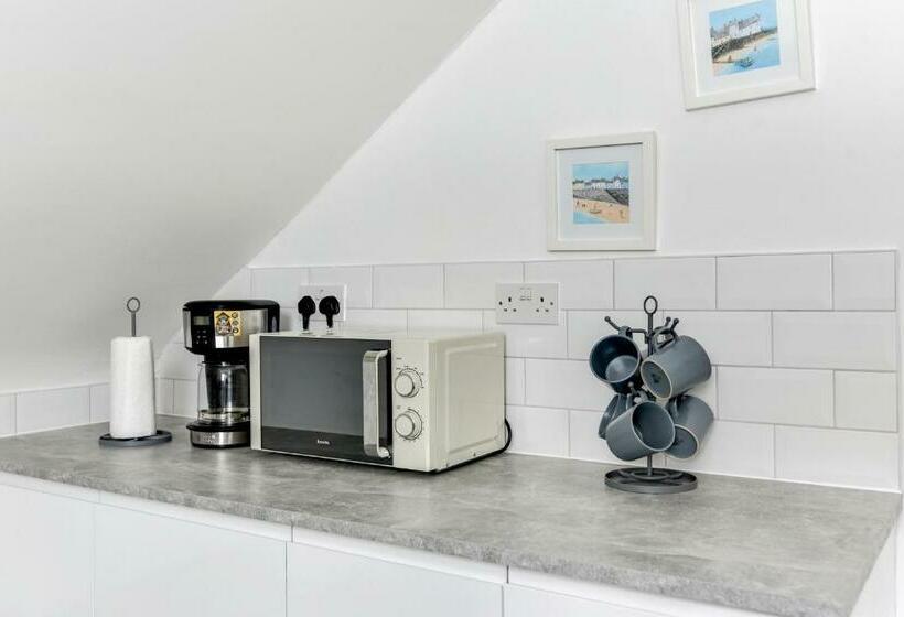 Heene Apartment With Private Door Entry Near The Sea By Urban Hazelnut