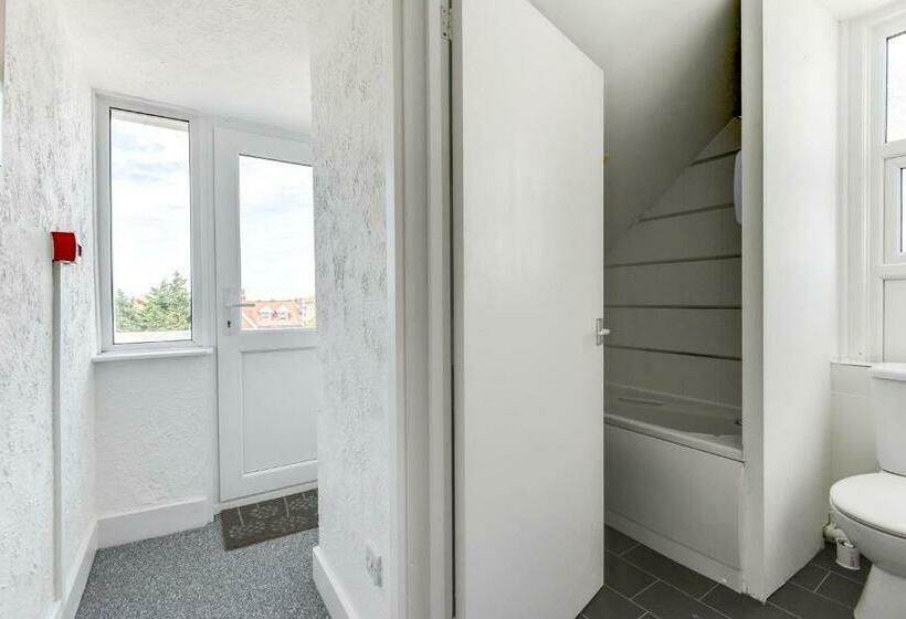 Heene Apartment With Private Door Entry Near The Sea By Urban Hazelnut