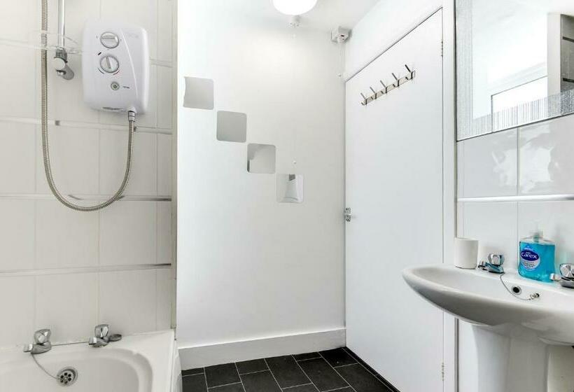 Heene Apartment With Private Door Entry Near The Sea By Urban Hazelnut