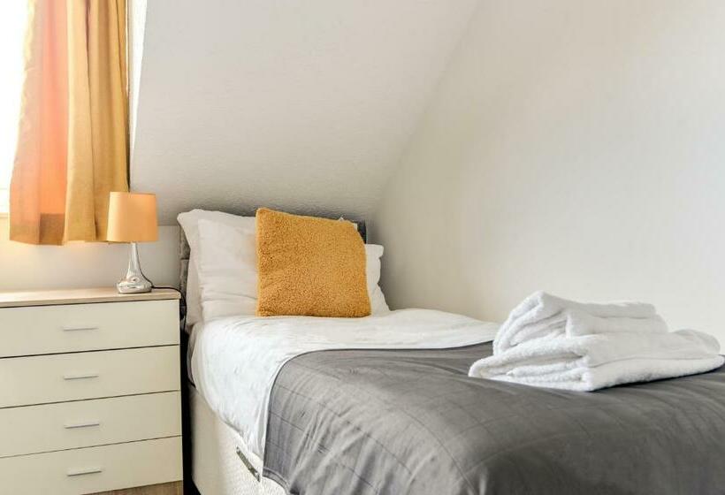 Heene Apartment With Private Door Entry Near The Sea By Urban Hazelnut