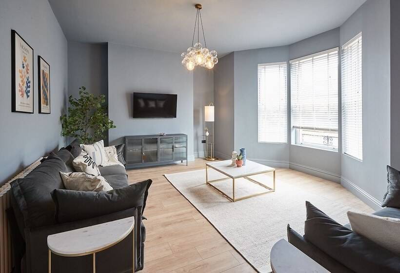 Host & Stay   Parkside Villa