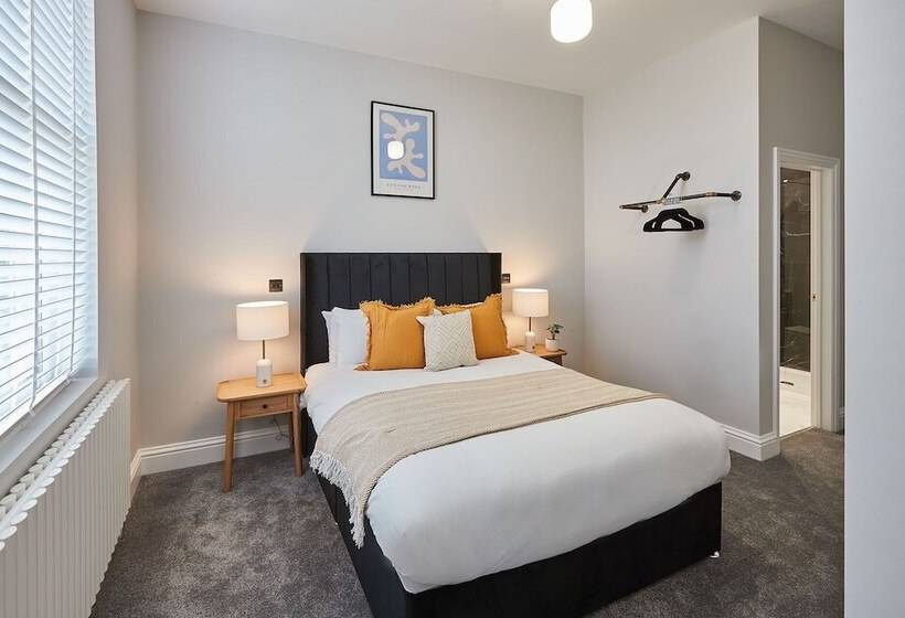 Host & Stay   Parkside Villa