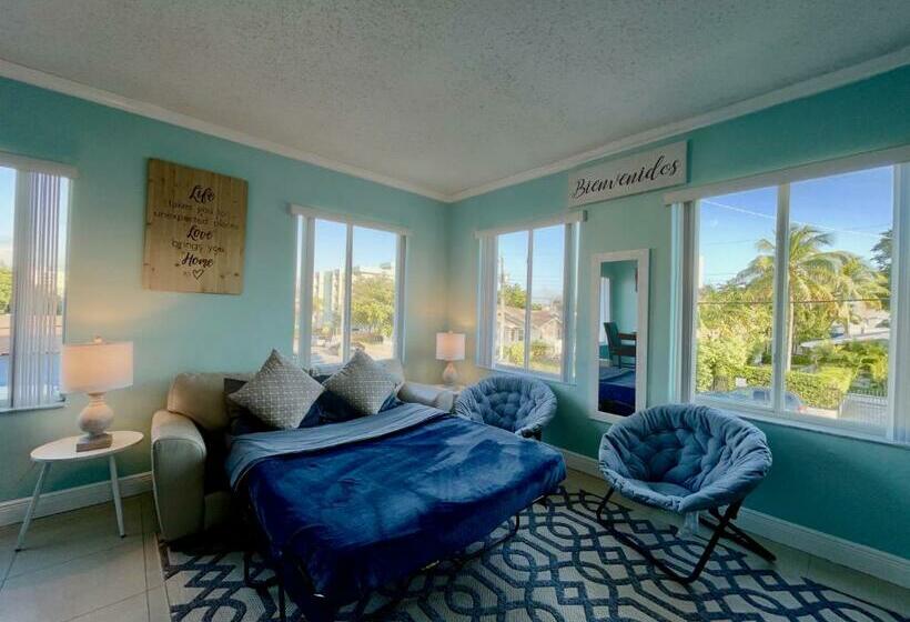 Marlins Park Suites   Apartment 4   Cafe Colada Suite