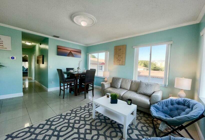 Marlins Park Suites   Apartment 4   Cafe Colada Suite