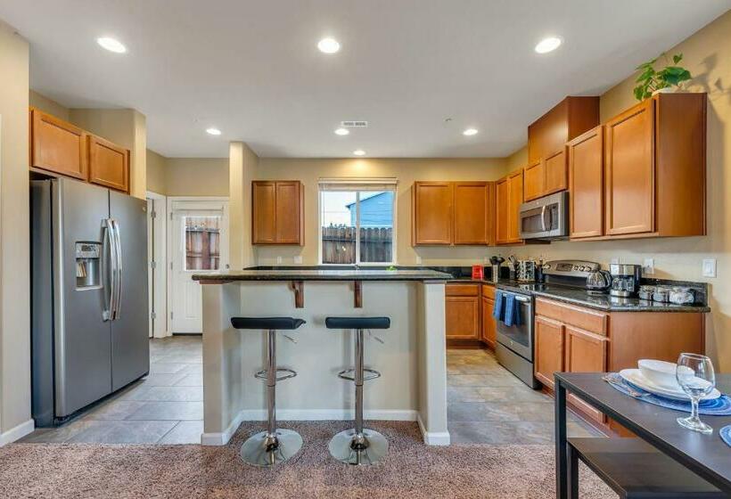 Midtown Luxe Stay—king Beds, Ensuite Baths, Great Location