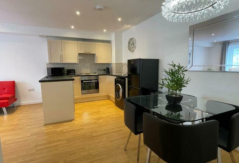 Moda Wigan Stylish 2 Bed Apartment Central Wigan