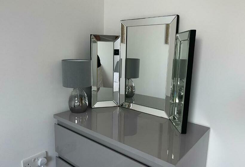 Moda Wigan Stylish 2 Bed Apartment Central Wigan