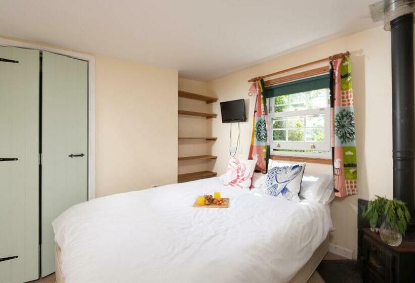 Pump Cottage Sleeps 10, Gwithian