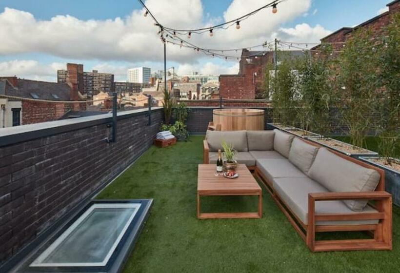 Stunning Luxury City Centre Townhouse With Hot Tub