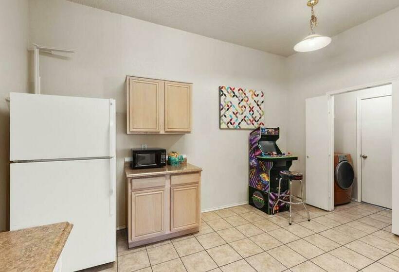 The Hideaway Nflx/arcade/soak Tub