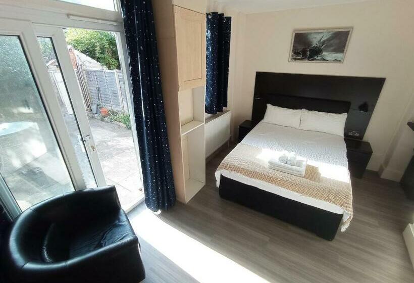 The Oak Studio  Self Contained One Bed Studio Flat