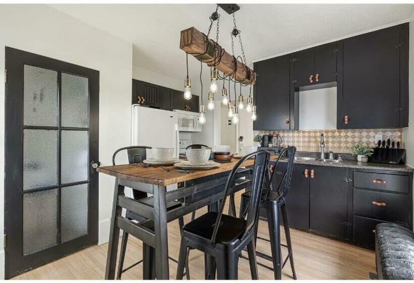 The Prohibition I Heritage Home I Sleeps 10 I Tv