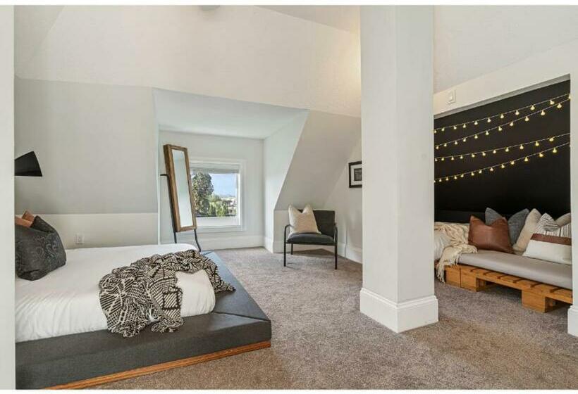 The Prohibition I Heritage Home I Sleeps 10 I Tv