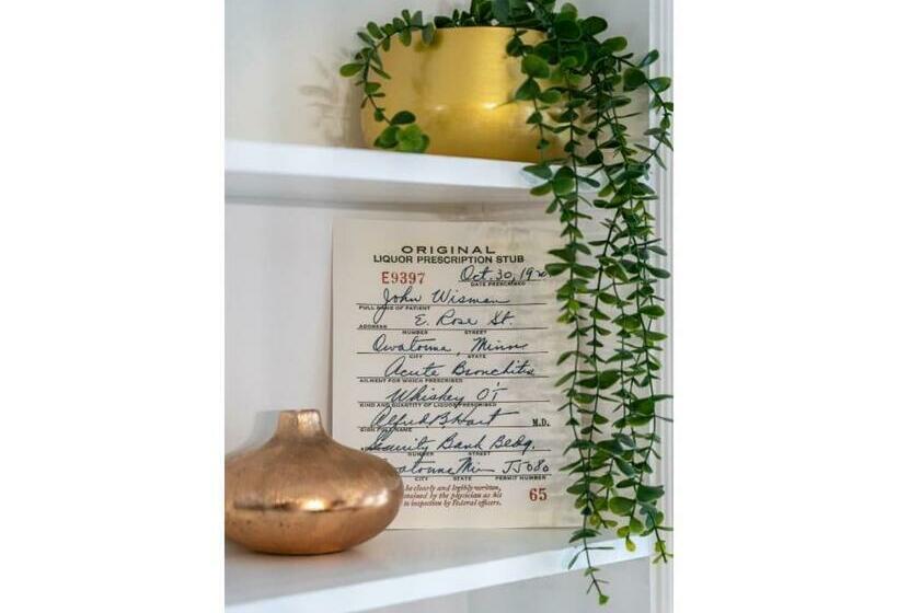 The Prohibition I Heritage Home I Sleeps 10 I Tv