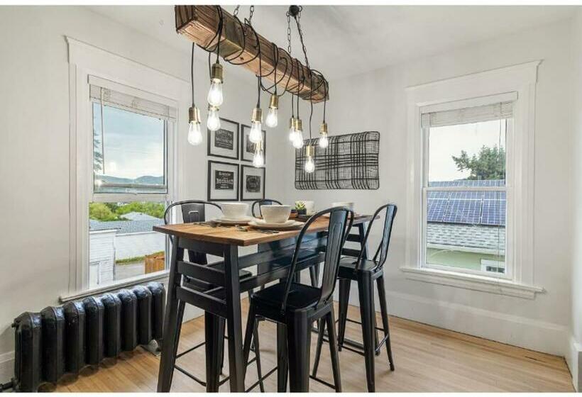 The Prohibition I Heritage Home I Sleeps 10 I Tv