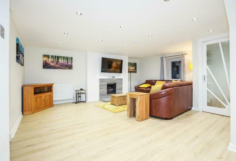 Mystayinn Tomnahurich 3 Bedroom House