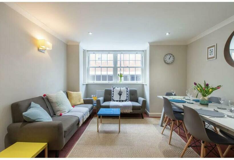 Wells City Centre, Quiet Mews House, Sleeps 6